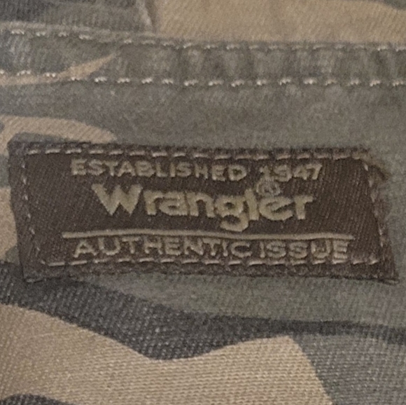 Boys Wrangler camo cargo pants - Picture 2 of 5
